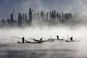 boatmen-on-dal-lake-9223-600-pix.jpg